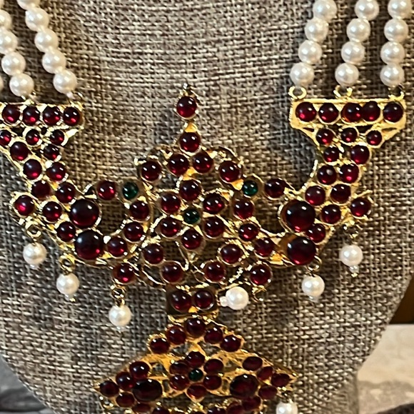 Gorgeous Red, Green and Faux Pearl necklace, unmarked - Picture 5 of 11